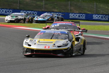 Scarperia, İtalya - 14 Eylül 2025: Castellacci 'nin AF CORSE takımından Ferrari 296 GT3 - İtalya Şampiyonası sırasında GT Endurance yarışı sırasında Mugello Pisti' nde Ambrose