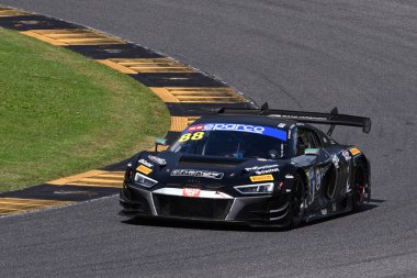 Scarperia, İtalya - 14 Eylül 2025: Di Folco - Clementi, İtalya Şampiyonası GT Endurance yarışı sırasında Mugello Pisti 'nde gerçekleştirilen TRESOR ATTEMPTO RACING Drive takımının AUDI R8 LMS' si.