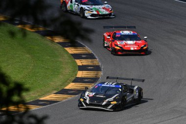Scarperia, İtalya - 14 Eylül 2025: AF CORSE takımından Ferrari 296 GT3 İtalyan Şampiyonası sırasında Mugello Pisti 'nde oynanan GT Endurance yarışı sırasında Ryndziewcz tarafından kullanıldı.