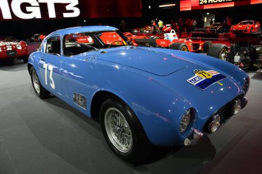 Scarperia; İtalya - 24 Ekim 2025: Ferrari 250 GT Berlinetta Passo Lungo, 1956 Ferrari Dünya Finalleri sırasında İtalya 'daki Mugello Pisti' nde sergilenmektedir..