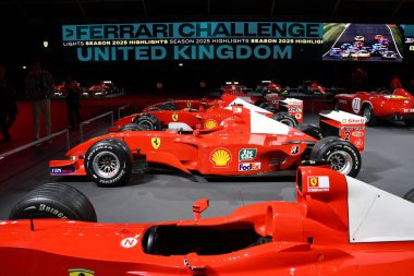 Scarperia; İtalya - 24 Ekim 2025: Ferrari F2001 ex Michael Schumacher İtalya 'daki Mugello Pisti' nde Ferrari Dünya Finalleri sırasında sergileniyor.
