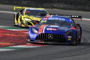 Scarperia, İtalya - 14 Eylül 2025: AKM MOTORSPORT ekibinden Mercedes AMG GT3 Scholze - Caresani İtalya Şampiyonası sırasında Mugello Pisti 'nde GT Endurance yarışı sırasında görev başında.