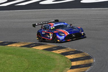 Scarperia, İtalya - 14 Eylül 2025: AKM MOTORSPORT ekibinden Mercedes AMG GT3 Scholze - Caresani İtalya Şampiyonası sırasında Mugello Pisti 'nde GT Endurance yarışı sırasında görev başında.