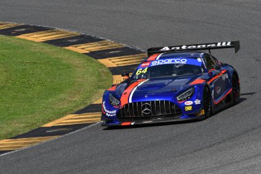Scarperia, İtalya - 14 Eylül 2025: AKM MOTORSPORT ekibinden Mercedes AMG GT3 Scholze - Caresani İtalya Şampiyonası sırasında Mugello Pisti 'nde GT Endurance yarışı sırasında görev başında.