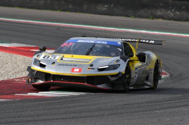 Scarperia, İtalya - 14 Eylül 2025: Castellacci 'nin AF CORSE takımından Ferrari 296 GT3 - İtalya Şampiyonası sırasında GT Endurance yarışı sırasında Mugello Pisti' nde Ambrose
