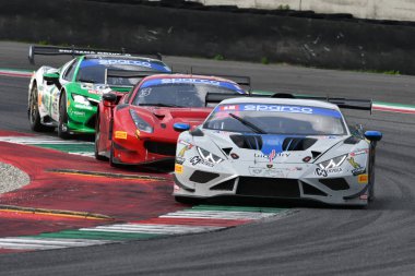 Scarperia, İtalya - 14 Eylül 2025: IMPERIALE takımından Lamborghini Huracan GT3 EVO 2 İtalya Şampiyonası GT Dayanıklılık Yarışları sırasında Mugello Pisti 'nde gerçekleştirildi.