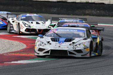 Scarperia, İtalya - 14 Eylül 2025: IMPERIALE takımından Lamborghini Huracan GT3 EVO 2 İtalya Şampiyonası GT Dayanıklılık Yarışları sırasında Mugello Pisti 'nde gerçekleştirildi.