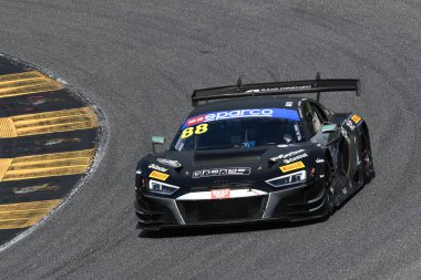 Scarperia, İtalya - 14 Eylül 2025: Di Folco - Clementi, İtalya Şampiyonası GT Endurance yarışı sırasında Mugello Pisti 'nde gerçekleştirilen TRESOR ATTEMPTO RACING Drive takımının AUDI R8 LMS' si.