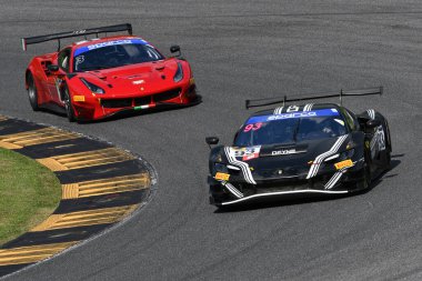 Scarperia, İtalya - 14 Eylül 2025: AF CORSE takımından Ferrari 296 GT3 İtalyan Şampiyonası sırasında Mugello Pisti 'nde oynanan GT Endurance yarışı sırasında Ryndziewcz tarafından kullanıldı.