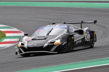 Scarperia, İtalya - 14 Eylül 2025: AF CORSE takımından Ferrari 296 GT3 İtalyan Şampiyonası sırasında Mugello Pisti 'nde oynanan GT Endurance yarışı sırasında Ryndziewcz tarafından kullanıldı.
