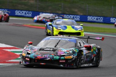 Scarperia, İtalya - 14 Eylül 2025: Coluccio takımından Ferrari 296 GT3 - Gorini İtalya Şampiyonası GT Dayanıklılık Yarışları sırasında Mugello Pisti 'nde yarıştı.