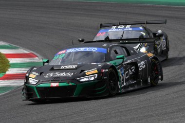 Scperia, İtalya - 14 Eylül 2025: Rauer 'in TRESOR ATTEMPTO RACING Drive takımının AUDI R8 LMS' si - İtalyan Şampiyonası GT Endurance yarışı sırasında Mugello Pisti 'nde Mazzola.