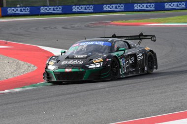 Scperia, İtalya - 14 Eylül 2025: Rauer 'in TRESOR ATTEMPTO RACING Drive takımının AUDI R8 LMS' si - İtalyan Şampiyonası GT Endurance yarışı sırasında Mugello Pisti 'nde Mazzola.