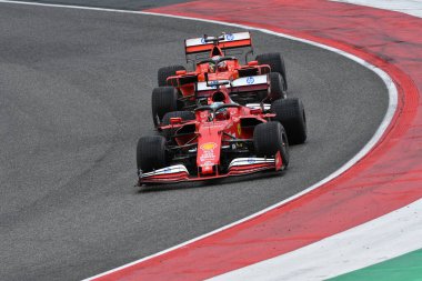 Scarperia; İtalya - 24 Ekim 2025: Ferrari SF1000 eski sevgilisi Sebastian Vettel ve Charles Leclerc, İtalya 'daki Mugello Pisti' nde düzenlenen Ferrari Dünya Finalleri sırasında eylem halindeler.