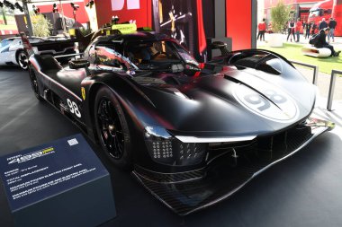 Scarperia, İtalya - 24 Ekim 2025: Ferrari 499P Modificata, 2025 Ferrari Dünya Finalleri sırasında İtalya 'daki Mugello Pisti' nde sergilenmektedir.