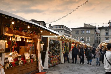 Floransa, İtalya - 21 Aralık 2025: Floransa 'da Noel pazarı.