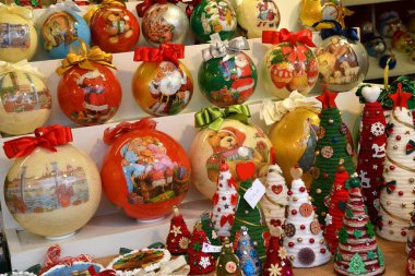 Floransa, İtalya - 21 Aralık 2025: Pazar yerinde el yapımı Noel süsleri.