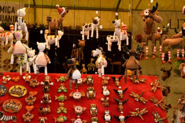 Floransa, İtalya - 21 Aralık 2025: Pazar yerinde el yapımı Noel süsleri.