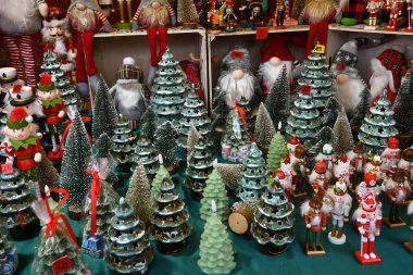 Floransa, İtalya - 21 Aralık 2025: Pazar yerinde el yapımı Noel süsleri.