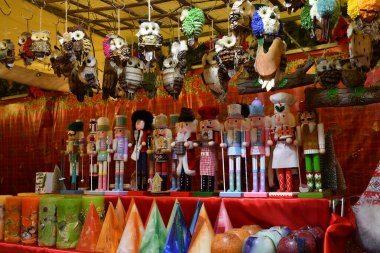 Floransa, İtalya - 21 Aralık 2025: Pazar yerinde el yapımı Noel süsleri.