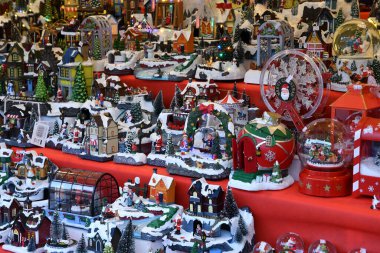 Floransa, İtalya - 21 Aralık 2025: Pazar yerinde el yapımı Noel süsleri.