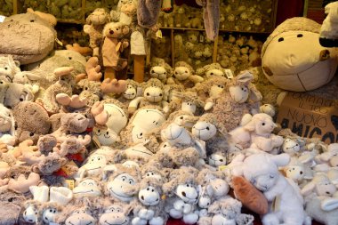 Floransa, İtalya - 21 Aralık 2025: Pazar yerinde el yapımı Noel süsleri.