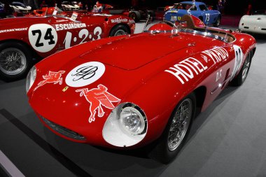 Scarperia; İtalya - 24 Ekim 2025: Ferrari 750S of year 1954 Ferrari Dünya Finalleri sırasında İtalya 'daki Mugello Pisti' nde sergilenmektedir..