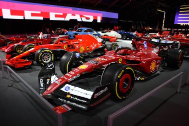 Scarperia; İtalya - 24 Ekim 2025: Ferrari F175 eski Charles Leclerc ve Carlos Sainz, İtalya 'daki Mugello Pisti' nde düzenlenen Ferrari Dünya Finalleri sırasında sergilenmektedir..