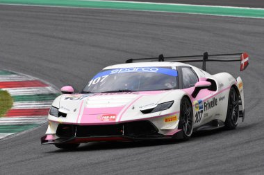 Scarperia, İtalya - 14 Eylül 2025: Ferrari AF CORSE takımının mücadelesi İtalyan Şampiyonası GT Endurance yarışı sırasında Mugello Pisti 'nde gerçekleşti.