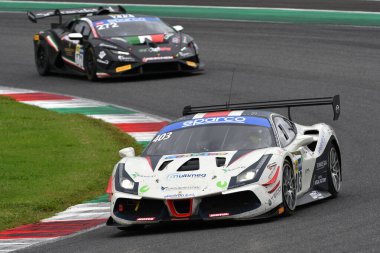 Scarperia, İtalya - 14 Eylül 2025: Ferrari 488 kolay yarış takımının EVO 'su İtalya Şampiyonası GT Endurance yarışı sırasında Mugello Pisti' nde.
