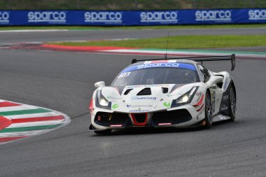 Scarperia, İtalya - 14 Eylül 2025: Ferrari 488 kolay yarış takımının EVO 'su İtalya Şampiyonası GT Endurance yarışı sırasında Mugello Pisti' nde.