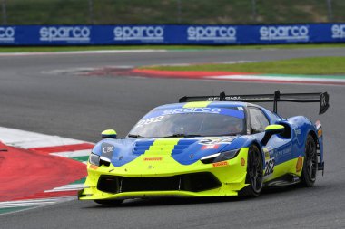 Scarperia, İtalya - 14 Eylül 2025: Van der Vorm 'un AF Corse takımının mücadelesi - İtalyan Şampiyonası sırasında GT Endurance yarışı sırasında Mugello Pisti' nde Rugolo.