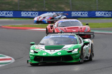 Scarperia, İtalya - 14 Eylül 2025: Ferrari 296 Takım AF CORSE 'un Gai - Fontana sürüşü İtalya Şampiyonası' nda GT Endurance yarışı sırasında Mugello Pisti 'nde.