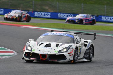 Scarperia, İtalya - 14 Eylül 2025: Ferrari 488 kolay yarış takımının EVO 'su İtalya Şampiyonası GT Endurance yarışı sırasında Mugello Pisti' nde.