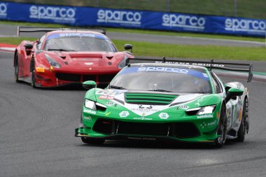 Scarperia, İtalya - 14 Eylül 2025: Ferrari 296 Takım AF CORSE 'un Gai - Fontana sürüşü İtalya Şampiyonası' nda GT Endurance yarışı sırasında Mugello Pisti 'nde.