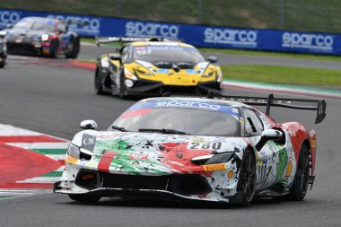 Scarperia, İtalya - 14 Eylül 2025: Ferrari 296 Rossocorsa takımı Fontana - Potolicchio İtalya Şampiyonası sırasında Mugello Pisti 'nde GT Endurance yarışı düzenledi.