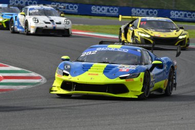 Scarperia, İtalya - 14 Eylül 2025: Van der Vorm 'un AF Corse takımının mücadelesi - İtalyan Şampiyonası sırasında GT Endurance yarışı sırasında Mugello Pisti' nde Rugolo.