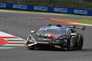 Scarperia, İtalya - 14 Eylül 2025: Lamborghini Huracan ST Evo 2 takımı Riva - Salvaggio İtalya Şampiyonası sırasında Mugello Pisti 'nde oynanan GT Endurance yarışı sırasında
