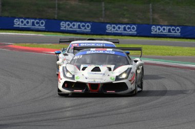 Scarperia, İtalya - 14 Eylül 2025: Ferrari 488 kolay yarış takımının EVO 'su İtalya Şampiyonası GT Endurance yarışı sırasında Mugello Pisti' nde.