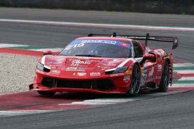 Scarperia, İtalya - 14 Eylül 2025: Ferrari 296 Levy - Mari 'nin İtalya Şampiyonası GT Dayanıklılık Yarışması sırasında Mugello Pisti' nde gerçekleştirdiği En İyi Kucak Yarışması.