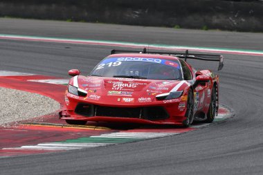Scarperia, İtalya - 14 Eylül 2025: Ferrari 296 Levy - Mari 'nin İtalya Şampiyonası GT Dayanıklılık Yarışması sırasında Mugello Pisti' nde gerçekleştirdiği En İyi Kucak Yarışması.