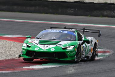 Scarperia, İtalya - 14 Eylül 2025: Ferrari 296 Takım AF CORSE 'un Gai - Fontana sürüşü İtalya Şampiyonası' nda GT Endurance yarışı sırasında Mugello Pisti 'nde.