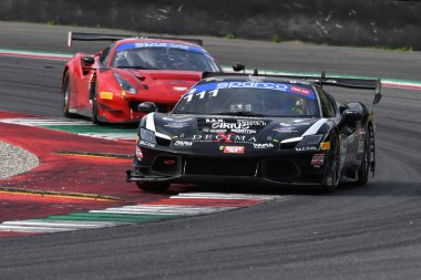 Scarperia, İtalya - 14 Eylül 2025: Ferrari 296 İtalya Şampiyonası sırasında Mugello Pisti 'nde düzenlenen GT Dayanıklılık Yarışması' nda En İyi Kucak Grubu mücadelesi.