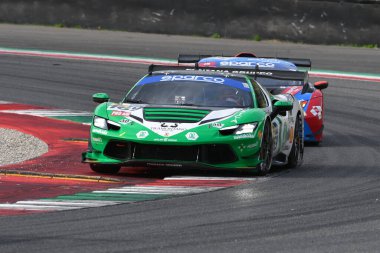 Scarperia, İtalya - 14 Eylül 2025: Ferrari 296 Takım AF CORSE 'un Gai - Fontana sürüşü İtalya Şampiyonası' nda GT Endurance yarışı sırasında Mugello Pisti 'nde.