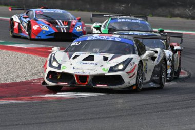 Scarperia, İtalya - 14 Eylül 2025: Ferrari 488 kolay yarış takımının EVO 'su İtalya Şampiyonası GT Endurance yarışı sırasında Mugello Pisti' nde.