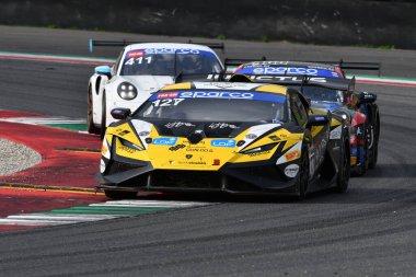 Scarperia, İtalya - 14 Eylül 2025: Cossu 'nun INVICTUS CORSE Drive takımının Lamborghini Huracan ST Evo 2' si - İtalyan Şampiyonası GT Endurance yarışı sırasında Mugello Pisti 'nde Coassin.
