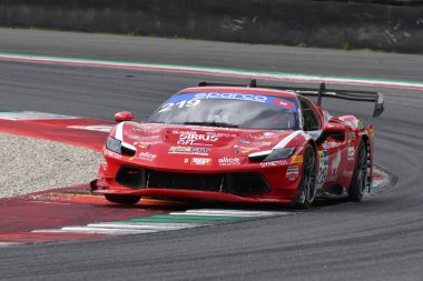 Scarperia, İtalya - 14 Eylül 2025: Ferrari 296 Levy - Mari 'nin İtalya Şampiyonası GT Dayanıklılık Yarışması sırasında Mugello Pisti' nde gerçekleştirdiği En İyi Kucak Yarışması.