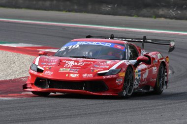 Scarperia, İtalya - 14 Eylül 2025: Ferrari 296 Levy - Mari 'nin İtalya Şampiyonası GT Dayanıklılık Yarışması sırasında Mugello Pisti' nde gerçekleştirdiği En İyi Kucak Yarışması.