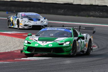 Scarperia, İtalya - 14 Eylül 2025: Ferrari 296 Takım AF CORSE 'un Gai - Fontana sürüşü İtalya Şampiyonası' nda GT Endurance yarışı sırasında Mugello Pisti 'nde.