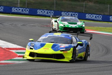 Scarperia, İtalya - 14 Eylül 2025: Van der Vorm 'un AF Corse takımının mücadelesi - İtalyan Şampiyonası sırasında GT Endurance yarışı sırasında Mugello Pisti' nde Rugolo.
